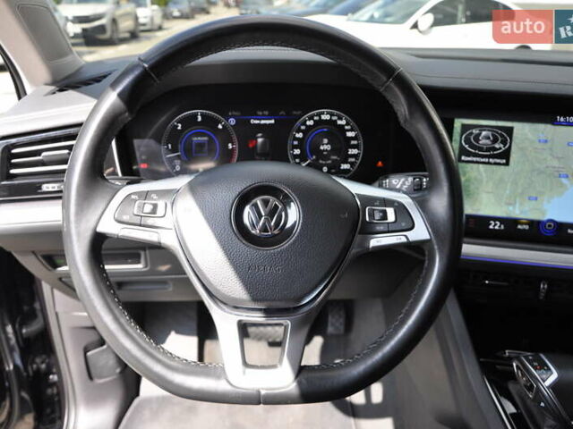 Черный Фольксваген Туарег, объемом двигателя 2.97 л и пробегом 138 тыс. км за 46400 $, фото 30 на Automoto.ua