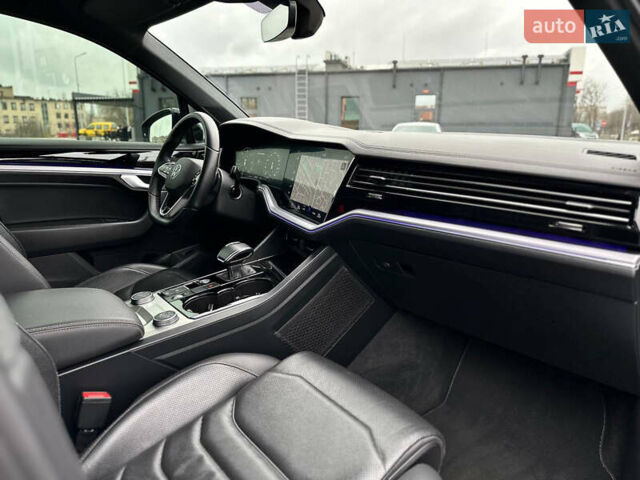 Черный Фольксваген Туарег, объемом двигателя 2.97 л и пробегом 129 тыс. км за 48500 $, фото 56 на Automoto.ua