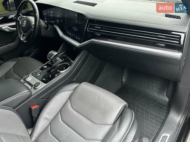 Черный Фольксваген Туарег, объемом двигателя 3 л и пробегом 115 тыс. км за 45500 $, фото 26 на Automoto.ua