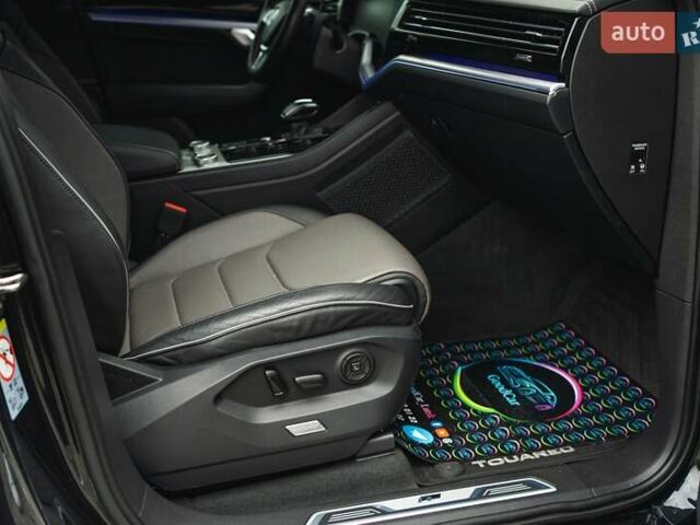 Черный Фольксваген Туарег, объемом двигателя 3.96 л и пробегом 170 тыс. км за 57777 $, фото 61 на Automoto.ua