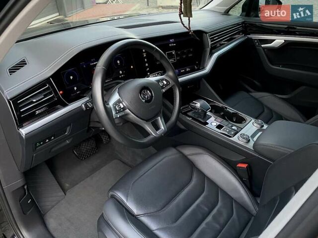 Черный Фольксваген Туарег, объемом двигателя 2.97 л и пробегом 130 тыс. км за 46999 $, фото 46 на Automoto.ua