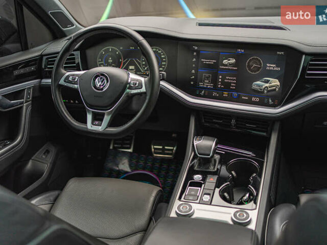 Черный Фольксваген Туарег, объемом двигателя 3.96 л и пробегом 170 тыс. км за 57777 $, фото 67 на Automoto.ua