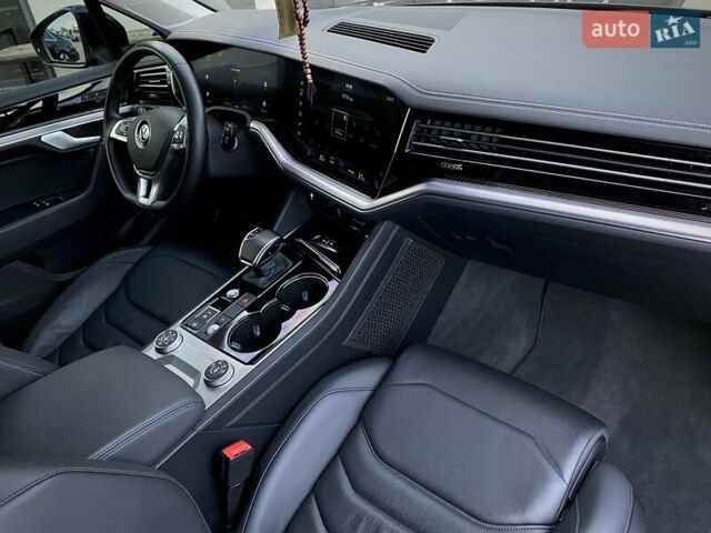 Черный Фольксваген Туарег, объемом двигателя 2.97 л и пробегом 130 тыс. км за 46500 $, фото 65 на Automoto.ua