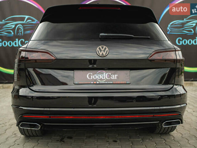 Черный Фольксваген Туарег, объемом двигателя 3.96 л и пробегом 170 тыс. км за 57777 $, фото 27 на Automoto.ua