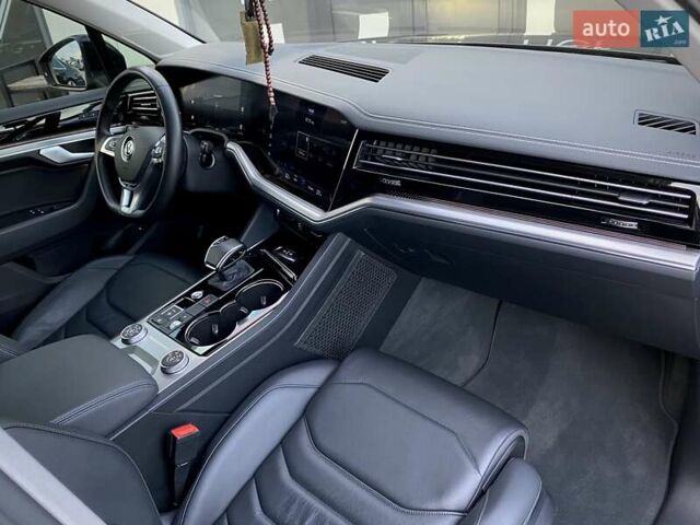 Черный Фольксваген Туарег, объемом двигателя 2.97 л и пробегом 130 тыс. км за 46999 $, фото 65 на Automoto.ua