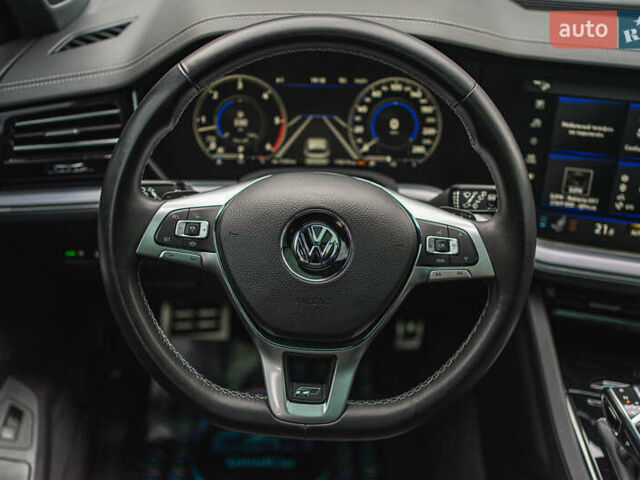 Черный Фольксваген Туарег, объемом двигателя 3.96 л и пробегом 170 тыс. км за 57777 $, фото 74 на Automoto.ua