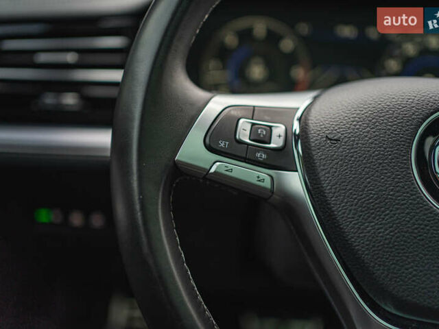 Черный Фольксваген Туарег, объемом двигателя 3.96 л и пробегом 170 тыс. км за 57777 $, фото 75 на Automoto.ua