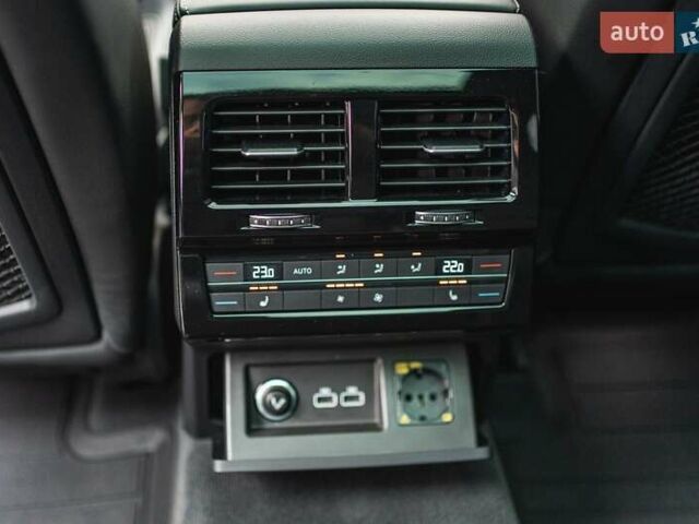 Черный Фольксваген Туарег, объемом двигателя 3.96 л и пробегом 170 тыс. км за 57777 $, фото 68 на Automoto.ua