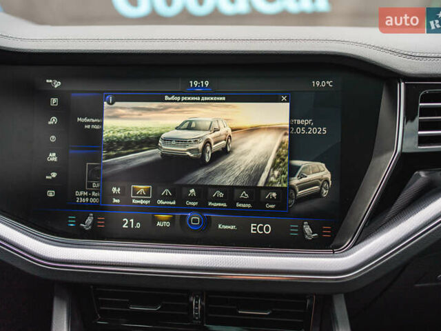 Черный Фольксваген Туарег, объемом двигателя 3.96 л и пробегом 170 тыс. км за 57777 $, фото 79 на Automoto.ua