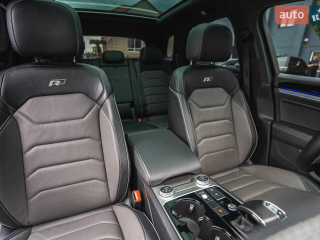 Черный Фольксваген Туарег, объемом двигателя 3.96 л и пробегом 170 тыс. км за 57777 $, фото 104 на Automoto.ua