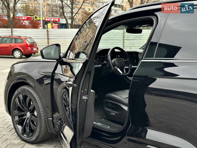 Черный Фольксваген Туарег, объемом двигателя 2.97 л и пробегом 129 тыс. км за 48500 $, фото 23 на Automoto.ua