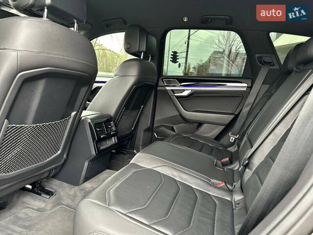 Черный Фольксваген Туарег, объемом двигателя 2.97 л и пробегом 129 тыс. км за 48500 $, фото 41 на Automoto.ua