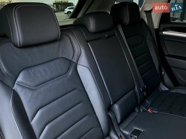 Черный Фольксваген Туарег, объемом двигателя 2.97 л и пробегом 130 тыс. км за 46500 $, фото 60 на Automoto.ua