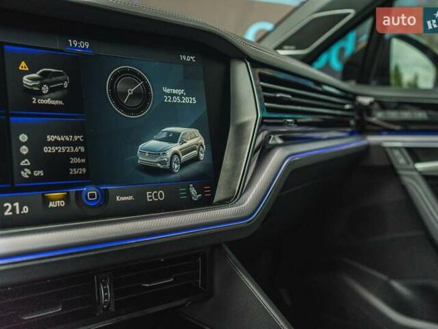 Черный Фольксваген Туарег, объемом двигателя 3.96 л и пробегом 170 тыс. км за 57777 $, фото 54 на Automoto.ua