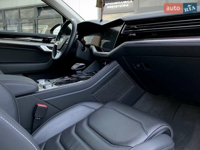 Черный Фольксваген Туарег, объемом двигателя 2.97 л и пробегом 130 тыс. км за 46500 $, фото 67 на Automoto.ua