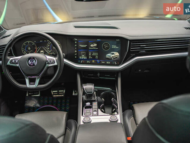 Черный Фольксваген Туарег, объемом двигателя 3.96 л и пробегом 170 тыс. км за 57777 $, фото 72 на Automoto.ua