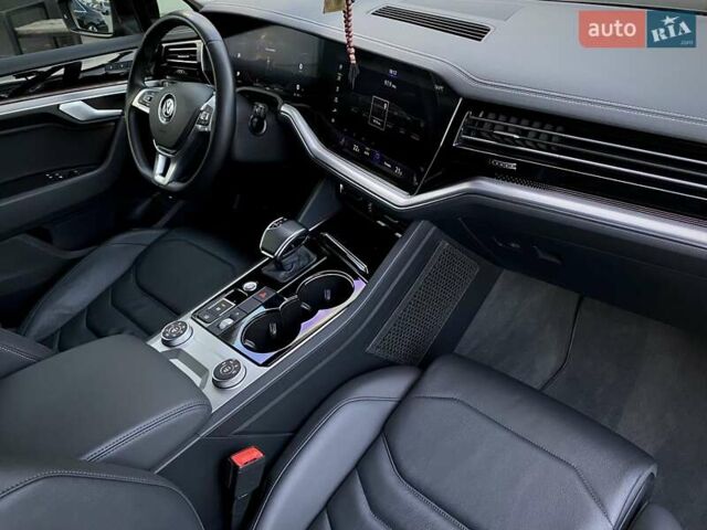 Черный Фольксваген Туарег, объемом двигателя 2.97 л и пробегом 130 тыс. км за 46999 $, фото 64 на Automoto.ua