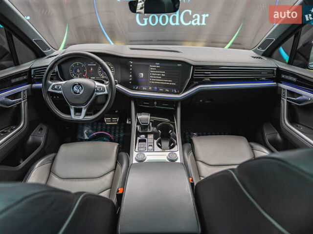 Черный Фольксваген Туарег, объемом двигателя 3.96 л и пробегом 170 тыс. км за 57777 $, фото 95 на Automoto.ua