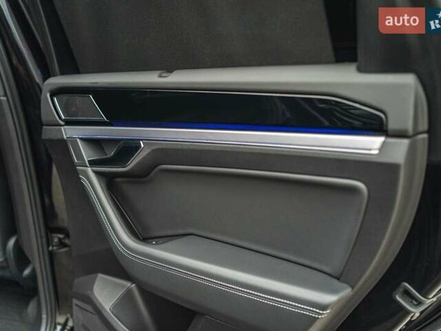 Черный Фольксваген Туарег, объемом двигателя 3.96 л и пробегом 170 тыс. км за 57777 $, фото 58 на Automoto.ua