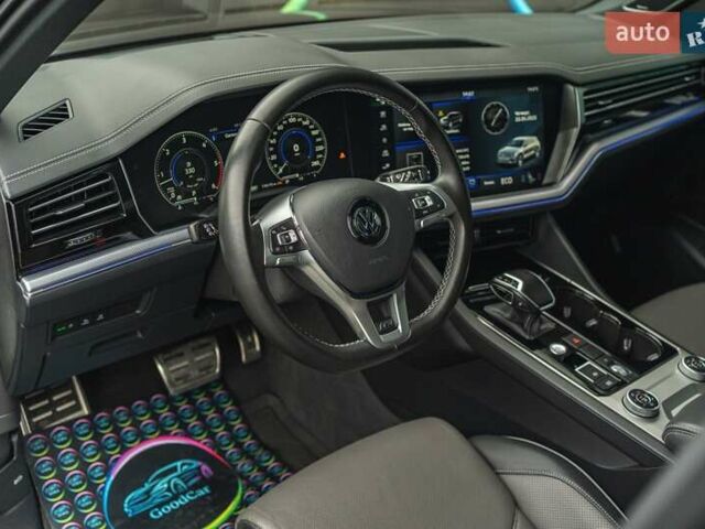 Черный Фольксваген Туарег, объемом двигателя 3.96 л и пробегом 170 тыс. км за 57777 $, фото 49 на Automoto.ua