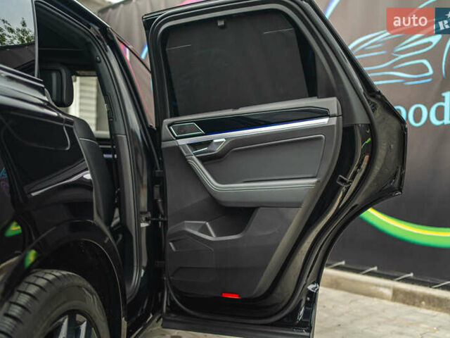 Черный Фольксваген Туарег, объемом двигателя 3.96 л и пробегом 170 тыс. км за 57777 $, фото 57 на Automoto.ua