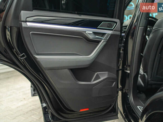 Черный Фольксваген Туарег, объемом двигателя 3.96 л и пробегом 170 тыс. км за 57777 $, фото 53 на Automoto.ua