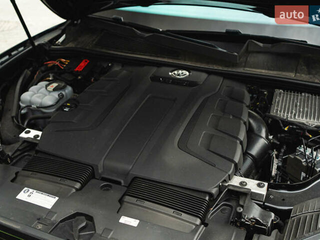 Черный Фольксваген Туарег, объемом двигателя 3.96 л и пробегом 170 тыс. км за 57777 $, фото 66 на Automoto.ua