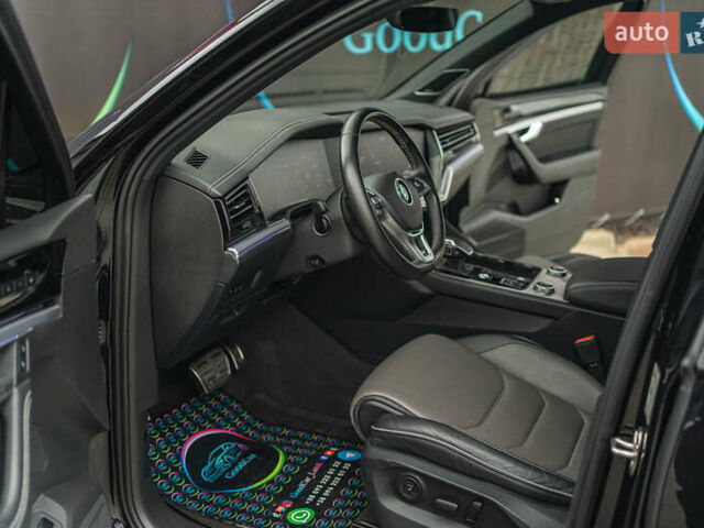 Черный Фольксваген Туарег, объемом двигателя 3.96 л и пробегом 170 тыс. км за 57777 $, фото 43 на Automoto.ua