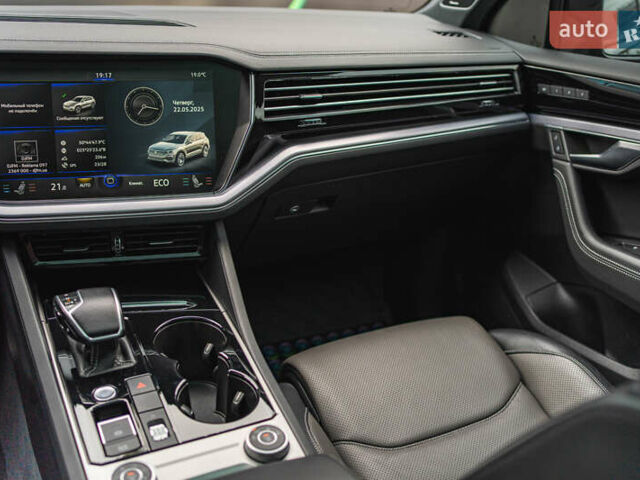 Черный Фольксваген Туарег, объемом двигателя 3.96 л и пробегом 170 тыс. км за 57777 $, фото 70 на Automoto.ua