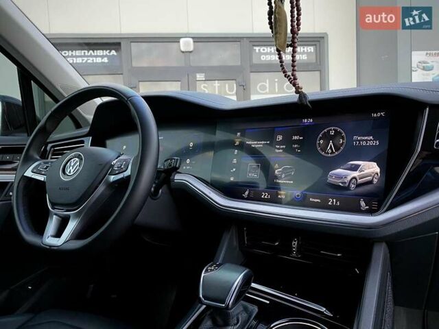Черный Фольксваген Туарег, объемом двигателя 2.97 л и пробегом 130 тыс. км за 46500 $, фото 71 на Automoto.ua