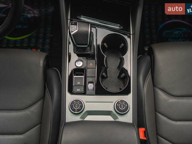 Черный Фольксваген Туарег, объемом двигателя 3.96 л и пробегом 170 тыс. км за 57777 $, фото 71 на Automoto.ua