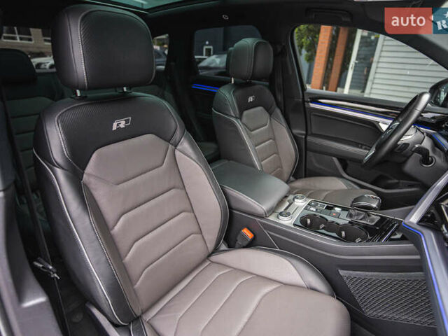 Черный Фольксваген Туарег, объемом двигателя 3.96 л и пробегом 170 тыс. км за 57777 $, фото 100 на Automoto.ua