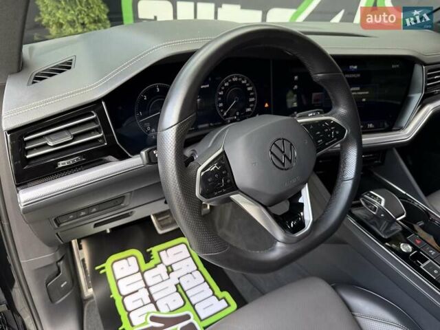 Черный Фольксваген Туарег, объемом двигателя 2.97 л и пробегом 138 тыс. км за 56800 $, фото 51 на Automoto.ua