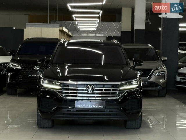 Черный Фольксваген Туарег, объемом двигателя 2.97 л и пробегом 100 тыс. км за 51999 $, фото 3 на Automoto.ua