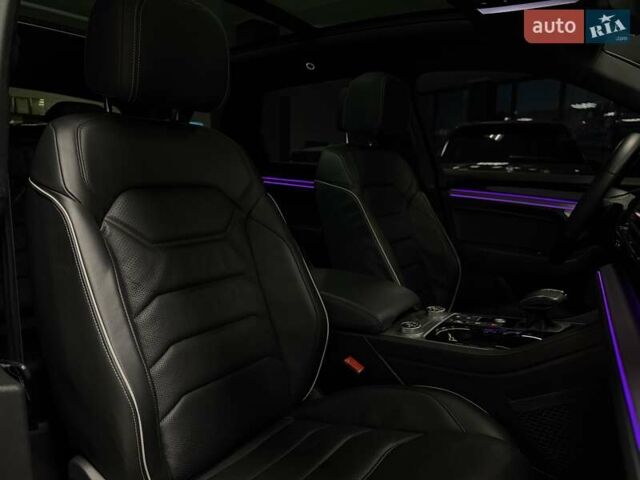 Чорний Фольксваген Туарег, об'ємом двигуна 3.96 л та пробігом 138 тис. км за 64500 $, фото 63 на Automoto.ua