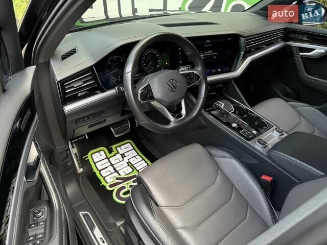 Черный Фольксваген Туарег, объемом двигателя 2.97 л и пробегом 138 тыс. км за 56800 $, фото 46 на Automoto.ua