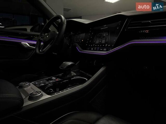 Чорний Фольксваген Туарег, об'ємом двигуна 3.96 л та пробігом 138 тис. км за 64500 $, фото 61 на Automoto.ua