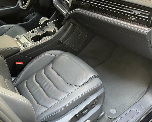 Черный Фольксваген Туарег, объемом двигателя 3 л и пробегом 80 тыс. км за 50000 $, фото 16 на Automoto.ua