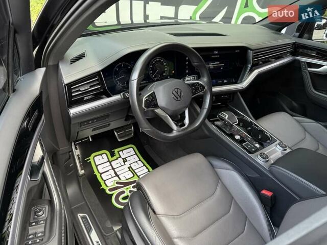 Черный Фольксваген Туарег, объемом двигателя 2.97 л и пробегом 138 тыс. км за 56800 $, фото 65 на Automoto.ua