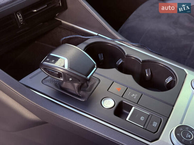 Черный Фольксваген Туарег, объемом двигателя 2.97 л и пробегом 100 тыс. км за 51999 $, фото 31 на Automoto.ua