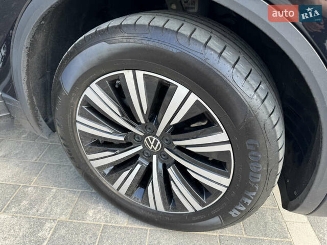 Черный Фольксваген Туарег, объемом двигателя 3 л и пробегом 137 тыс. км за 47200 $, фото 44 на Automoto.ua