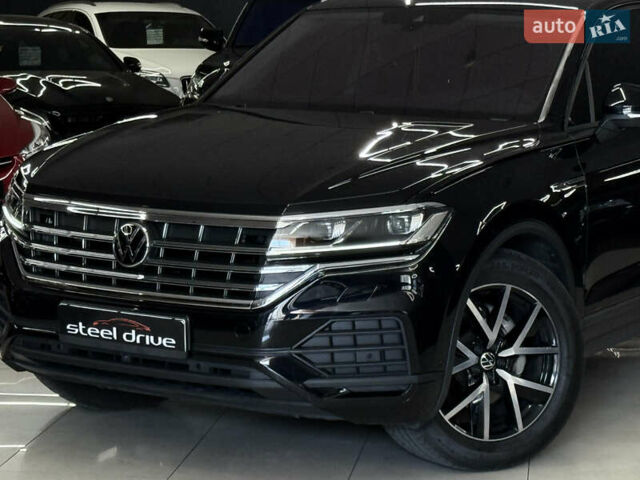 Черный Фольксваген Туарег, объемом двигателя 2.97 л и пробегом 100 тыс. км за 51999 $, фото 1 на Automoto.ua