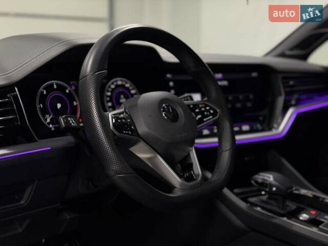 Чорний Фольксваген Туарег, об'ємом двигуна 3.96 л та пробігом 138 тис. км за 64500 $, фото 29 на Automoto.ua