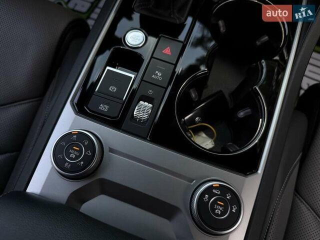 Черный Фольксваген Туарег, объемом двигателя 2.97 л и пробегом 138 тыс. км за 56800 $, фото 58 на Automoto.ua