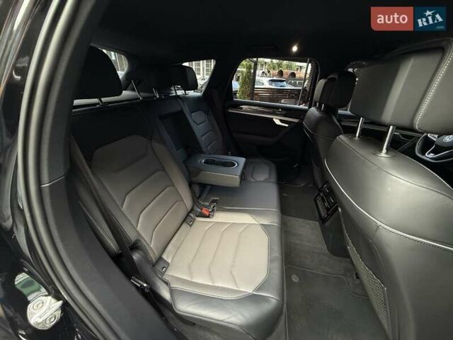 Черный Фольксваген Туарег, объемом двигателя 2.97 л и пробегом 138 тыс. км за 56800 $, фото 82 на Automoto.ua