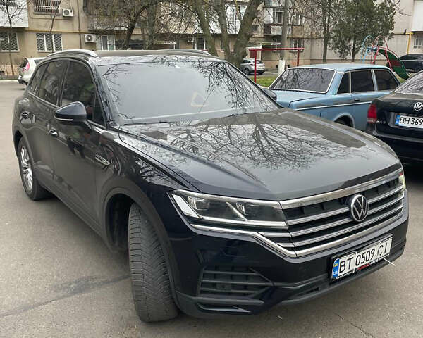 Черный Фольксваген Туарег, объемом двигателя 2.97 л и пробегом 208 тыс. км за 42000 $, фото 1 на Automoto.ua
