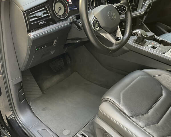 Черный Фольксваген Туарег, объемом двигателя 3 л и пробегом 80 тыс. км за 50000 $, фото 21 на Automoto.ua