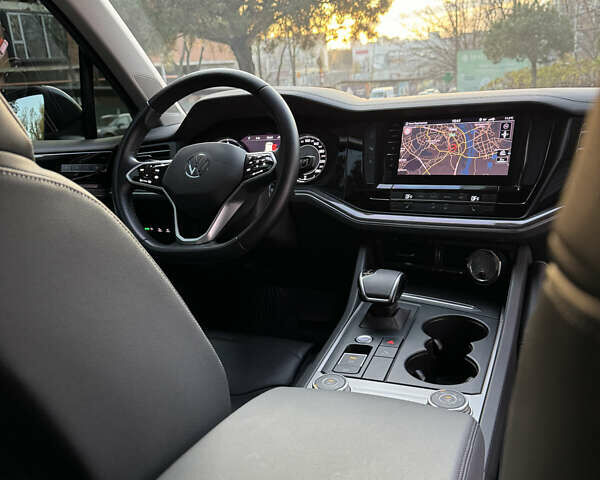 Черный Фольксваген Туарег, объемом двигателя 2.97 л и пробегом 49 тыс. км за 49800 $, фото 4 на Automoto.ua