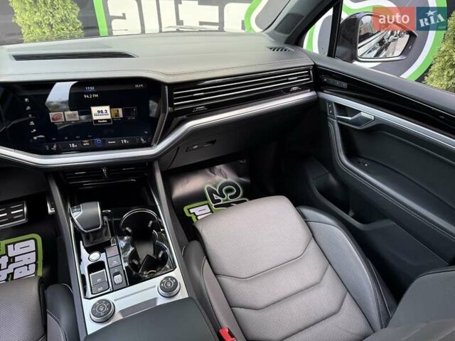 Черный Фольксваген Туарег, объемом двигателя 2.97 л и пробегом 138 тыс. км за 56800 $, фото 87 на Automoto.ua