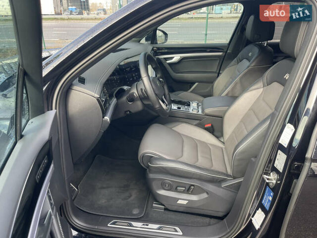 Фольксваген Туарег 2020 у Києві на Automoto.ua Чорний Фольксваген Туарег, об'ємом двигуна 3 л та пробігом 73 тис. км за 56900 $, фото 13 на Automoto.ua